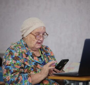Видеосеанс с родными через Интернет в доме интернате для престарелых инвалидов
