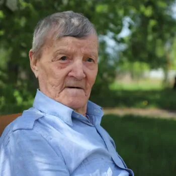 В парке частного дома престарелых
