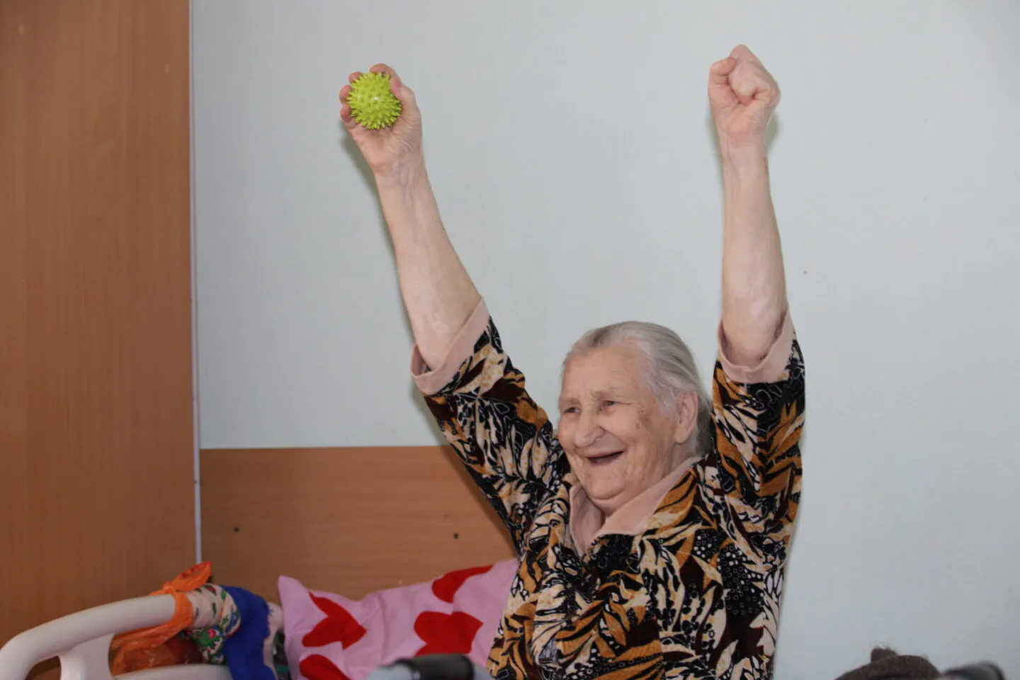 Утренняя зарядка в пансионате для престарелых