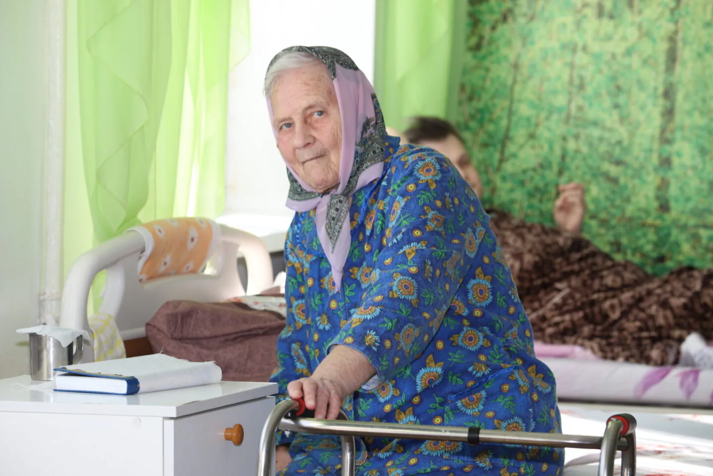 На фото бабушка с ходунками в пансионате для престарелых людей «Тульский дедушка»