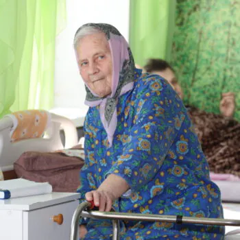 На фото бабушка с ходунками в пансионате для престарелых людей «Тульский дедушка»