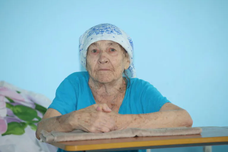 Пансионат для пожилой бабушки «Тульский дедушка». Портрет в голубых оттенках