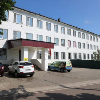 Главный вход и парковка пансионата для пожилых «Тульский дедушка»