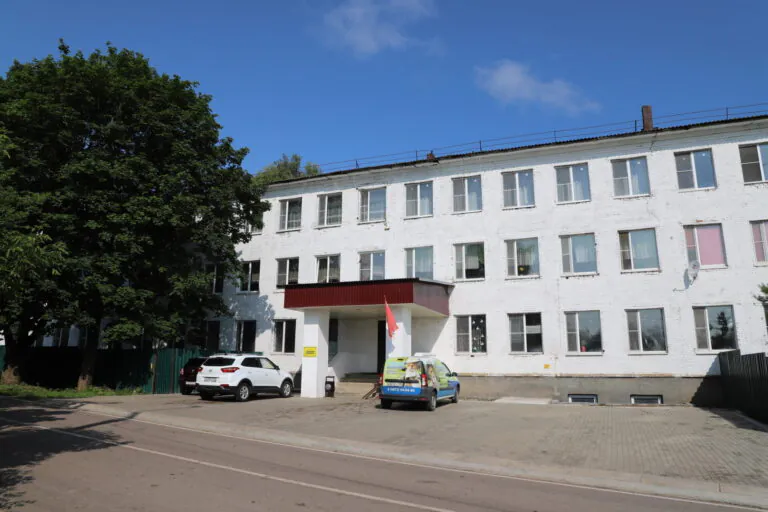 Вид с дороги на пансионат для пожилых «Тульский дедушка»
