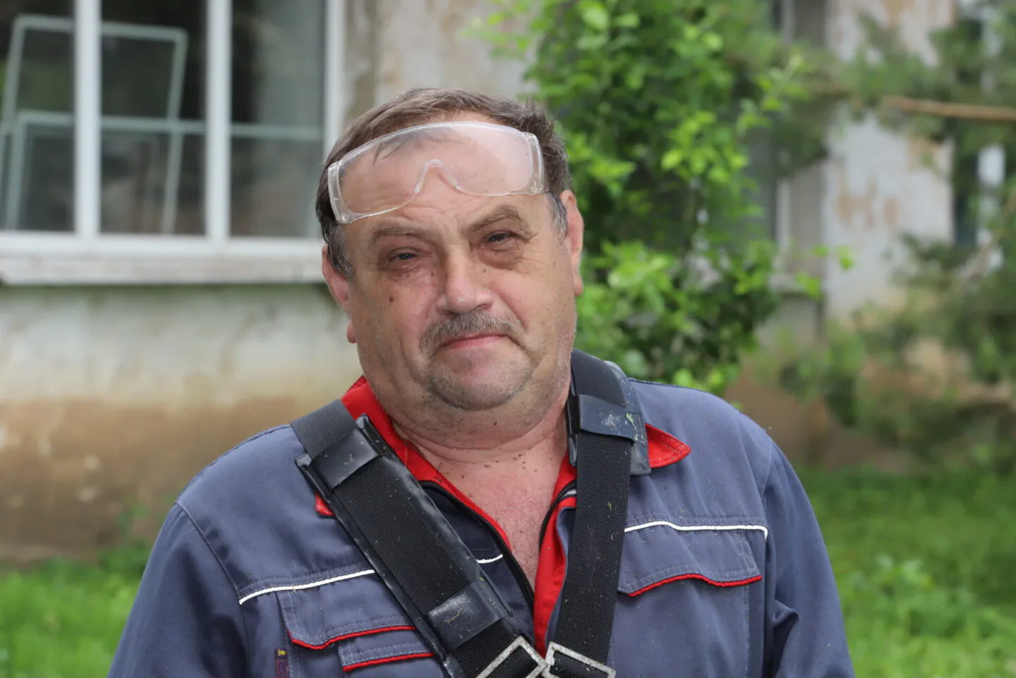 Уборка территории в доме для пожилых людей