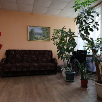 Диван на первом этаже в пансионате для пожилых людей
