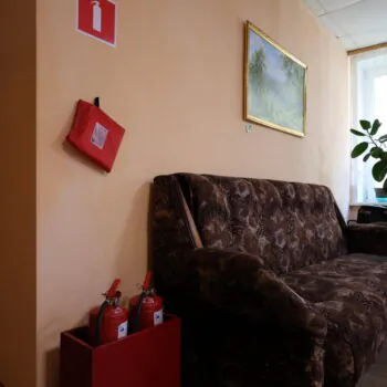 Огнетушители на первом этаже пансионата для пожилых людей