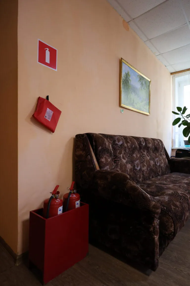Огнетушители на первом этаже пансионата для пожилых людей