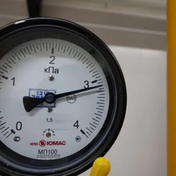 Манометр давления газа в котельной пансионата для пожилых людей