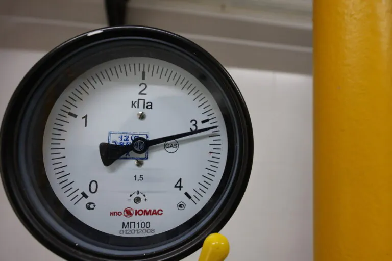 Манометр давления газа в котельной пансионата для пожилых людей